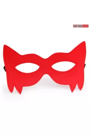 Стильная красная маска на глаза